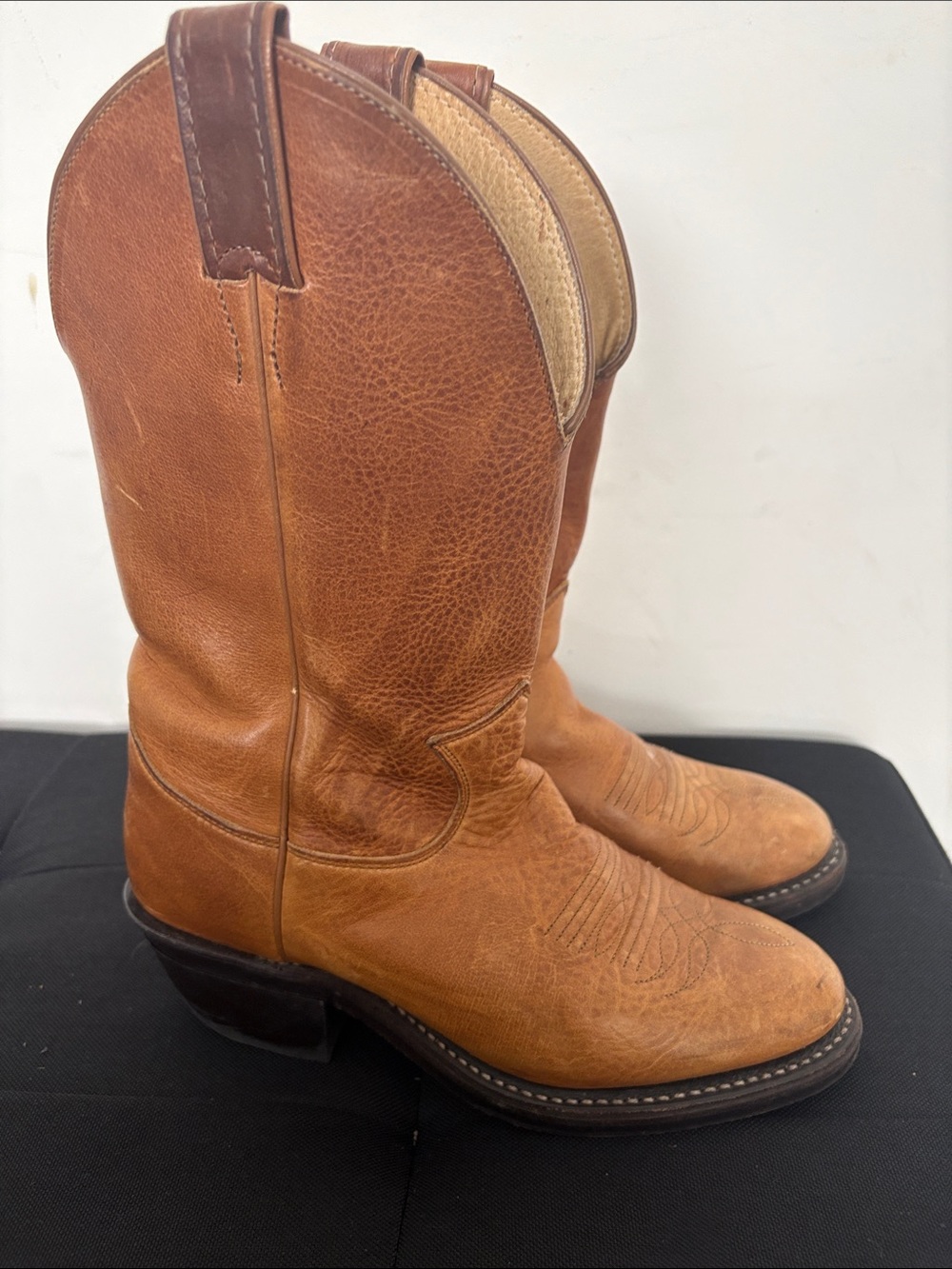 Women’s vintage  Tan Leather Western Cowboy Boots